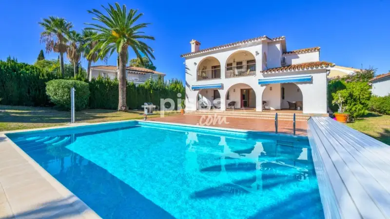 Villa Andaluza en Atalaya Alta con Piscina Climatizada