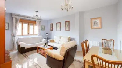 Casa en Venta Vega de Granada: 4 Dormitorios, 2 Baños, Amplia y Cómoda