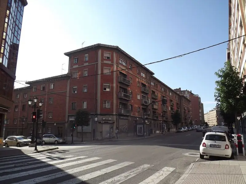 Edificio Mixto en Venta Oviedo 2672m2 56 Viviendas 11 Garajes
