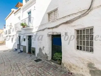 Casa Adosada en Sayalonga: Hogar Pequeño