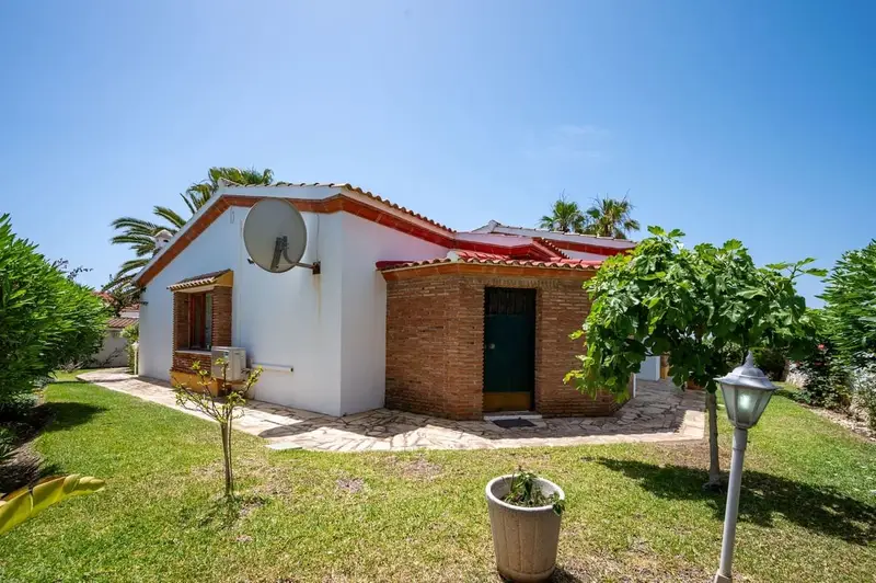 Chalet en Mijas Costa: Casa con Jardin y Piscina Cerca