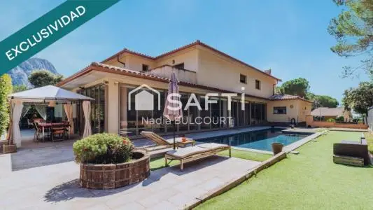 Villa de Lujo en Collbató con Piscina y Vistas a Montserrat