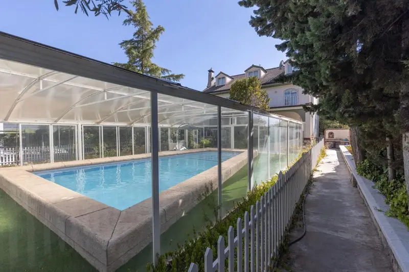 Chalet de Lujo en Venta en Atarfe Gran Capacidad y Equipamiento