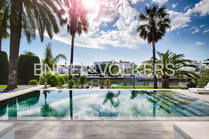 Villa de Lujo en Empuriabrava con Amarre de 30m