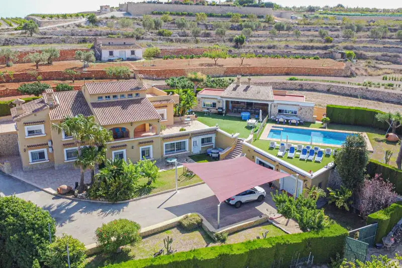 Villa en Benissa con Vistas Abiertas y Gran Jardin