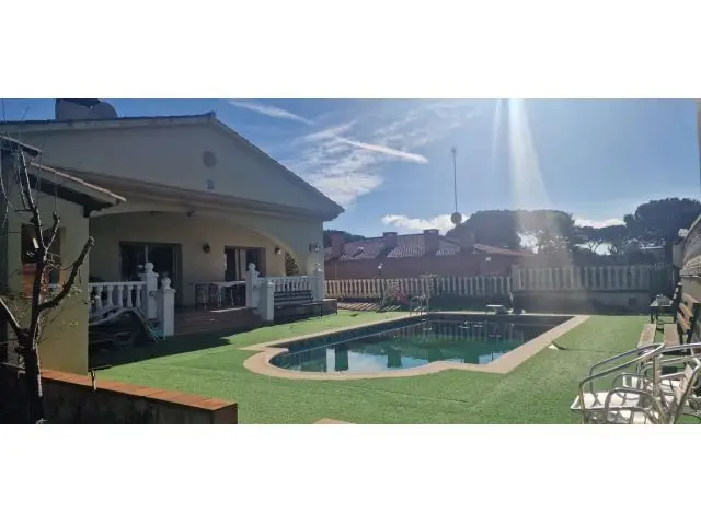 Chalet en Venta en Vidreres Girona 345m2 4 Dormitorios Piscina