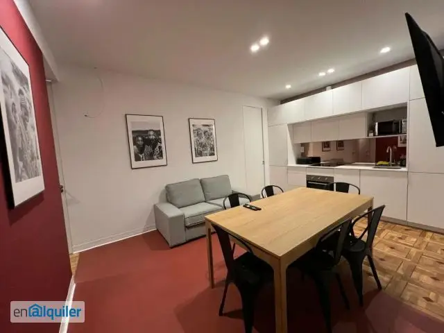 Piso en Azca con 6 Habitaciones y Baños Privados Todo Incluido