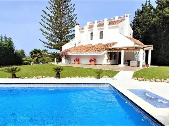 Chalet en alquiler en Selwo 4 dormitorios piscina jardin privado