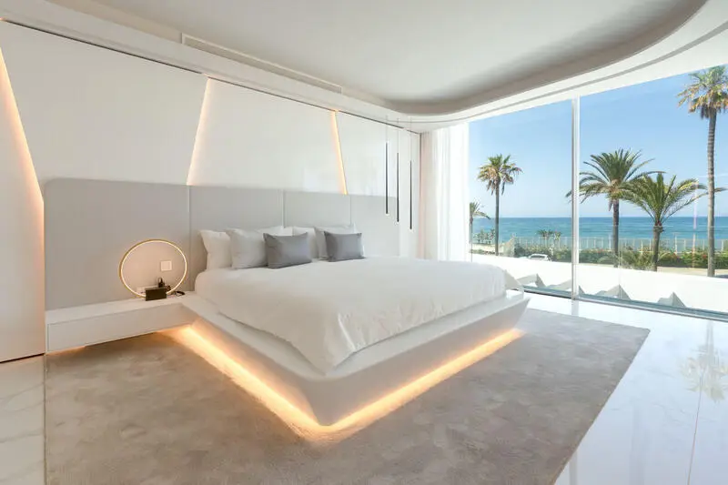 Villa de Lujo en Primera Linea de Playa Los Monteros Marbella