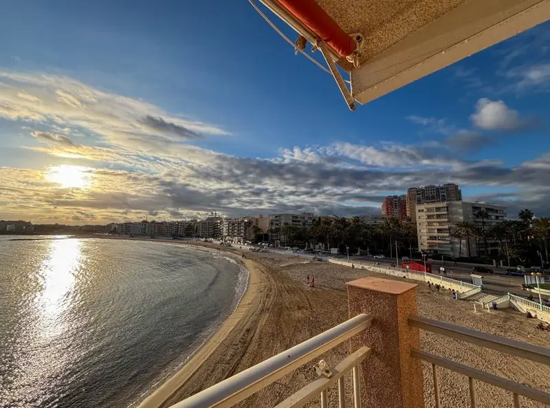 Apartamento en Torrevieja con Vistas al Mar