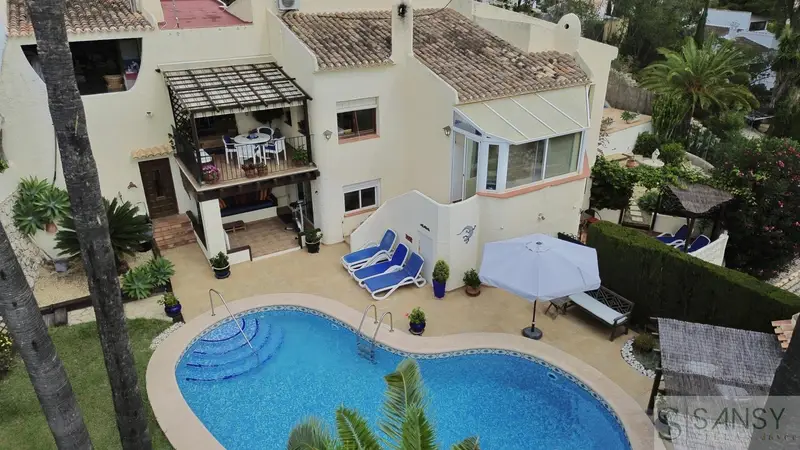Villa en Jávea con Piscina, Terraza y Apartamento Independiente