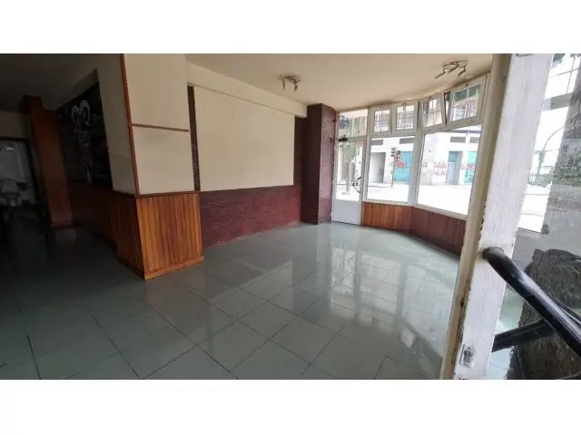 Local Comercial Esquinero Frente Estacion FEVE 160m2