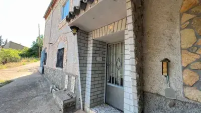 Chalet en venta en Tosos con terreno grande y dos edificios