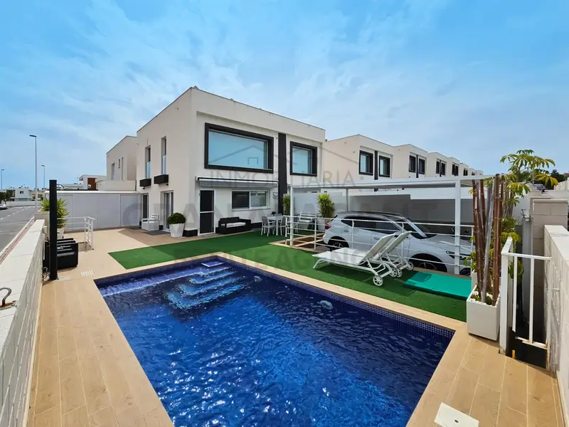Casa en Gran Alacant con Piscina y Terraza - 3 Dormitorios