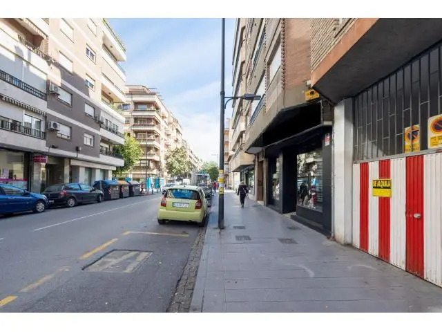 Local Comercial en Venta en Granada Alhamar