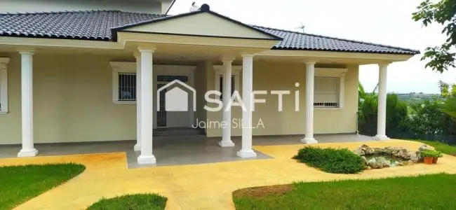 Chalet independiente de 475 m² en parcela de 1.400 m²