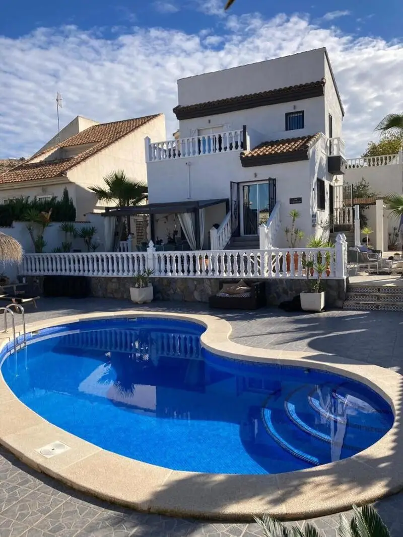 Villa en Benijofar con 2 Dormitorios Piscina Privada y Comunitaria