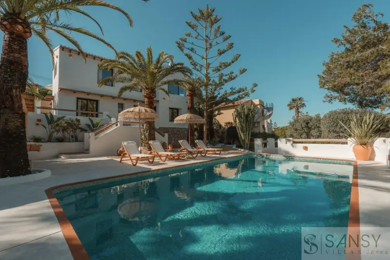 Villa de Lujo en Jávea con Piscina y Vistas al Mar