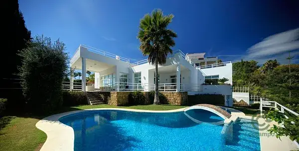 Villa de Lujo en Benahavis con Vistas Impresionantes