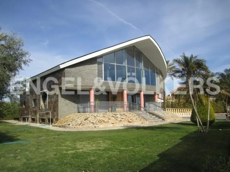 Villa de Lujo con 5 Dormitorios y Pista de Tenis en Los Montesinos
