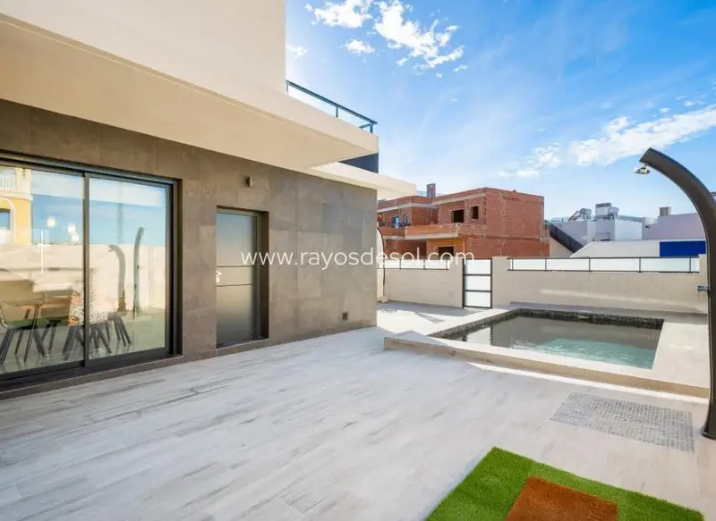 Chalet en Benijofar con Piscina Privada y Vistas Despejadas