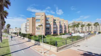 Piso en venta en Playa Granada con vistas al mar y 2 plazas de garaje