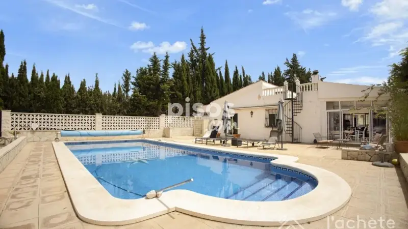 Chalet en venta en Crevillente con piscina y amplio terreno