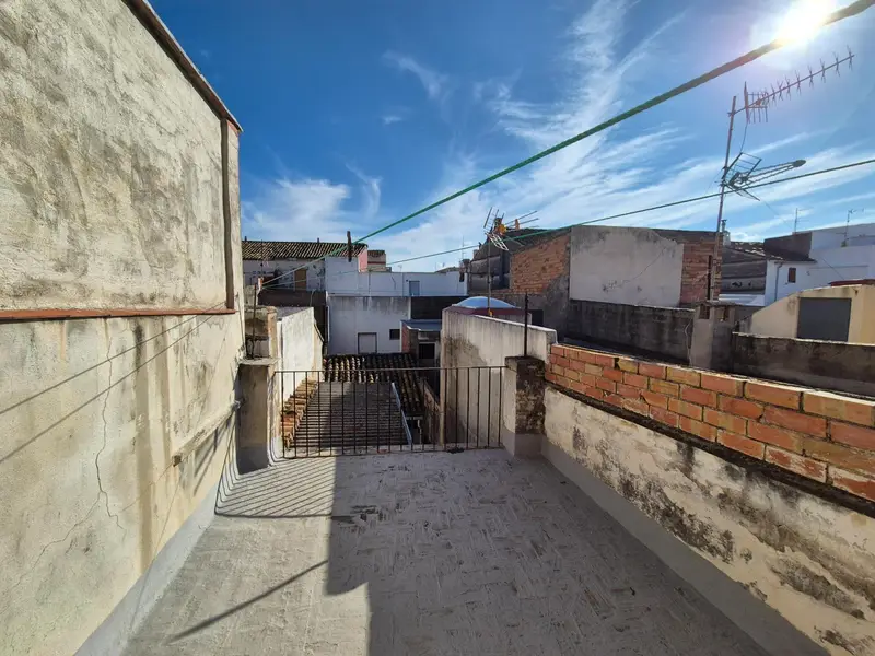 Casa en Pueblo Piles con Trastero y Terrazas para Reformar