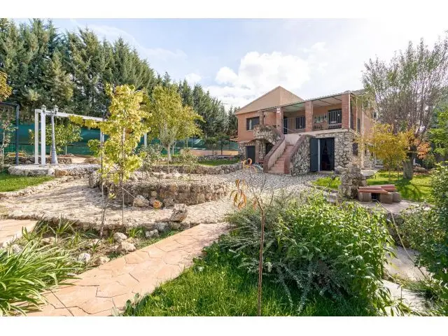 Casa con Parcela y Piscina en Fuentenovilla