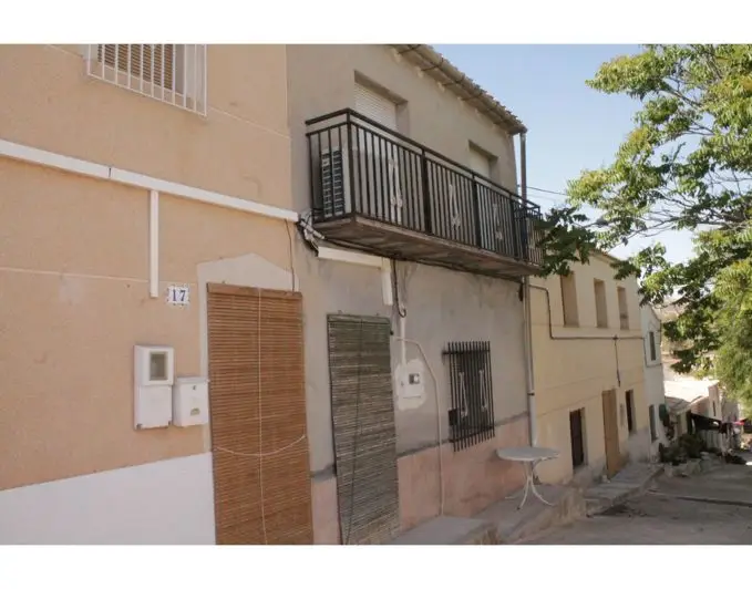 Casa de Pueblo con 4 Dormitorios y Gran Terreno en Venta