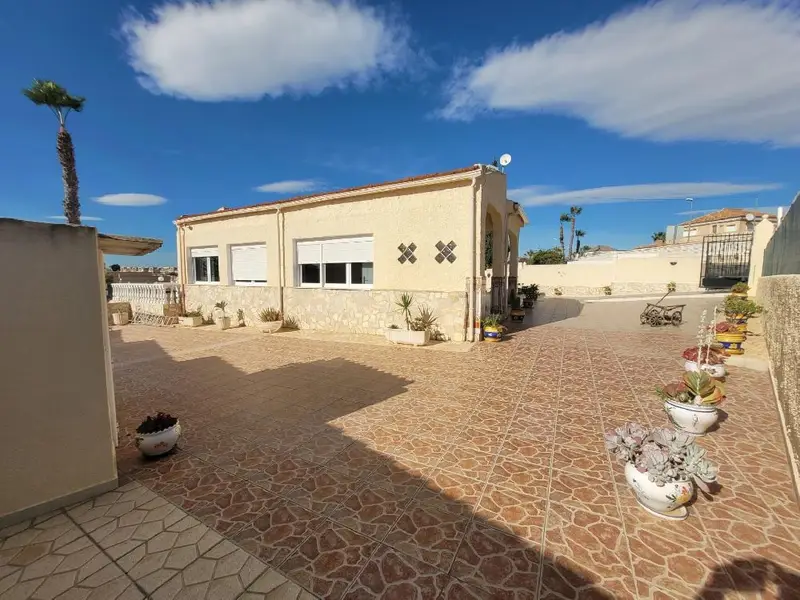 Villa con Piscina Cubierta y Vistas Panor	micas en La Marina