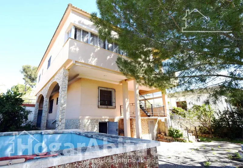 Chalet en Chiva con Piscina Privada y Dos Terrazas