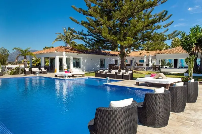 Villa de Lujo en Alquiler Elviria Marbella Vistas al Mar