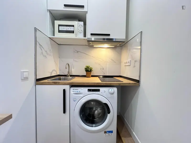 Estudio Moderno Amueblado en Madrid