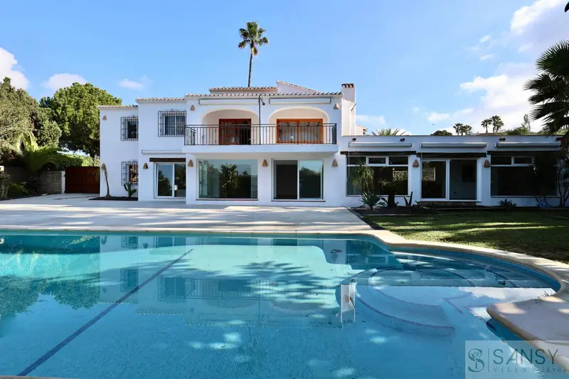 Villa en Venta en Jávea con Piscina y Terraza 6 Dormitorios