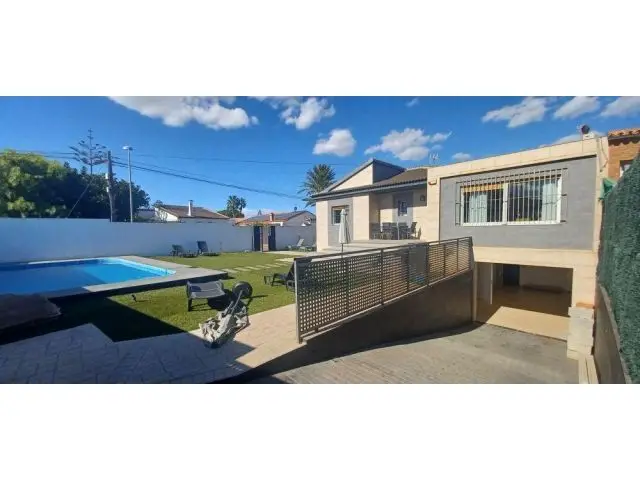 Chalet Pareado Con Piscina Y Gran Parcela En Los Balcones, Torrevieja.