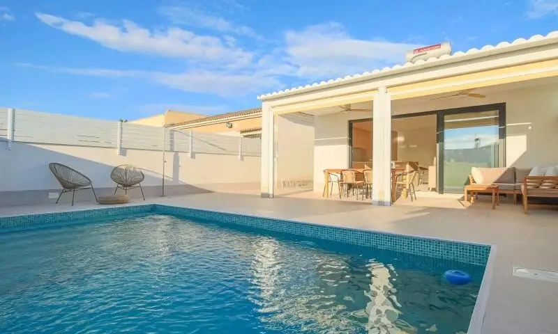 Chalet Adosado Renovado en El Chaparral Torrevieja