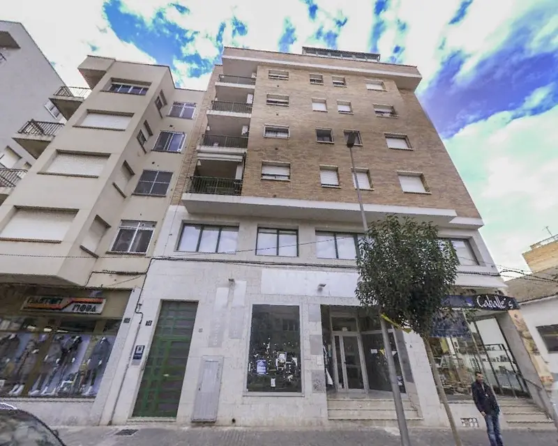 Garaje de 108m2 con 3 habitaciones y 2 baños en Amposta