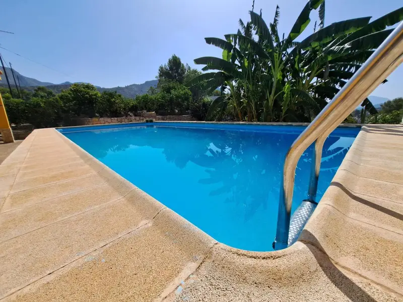 Chalet de Lujo con Piscina y Cuadra para Caballos en Valencia