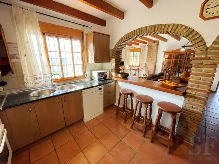 Villa Rústica con 3 Dormitorios, Piscina y Establos en Cómpeta