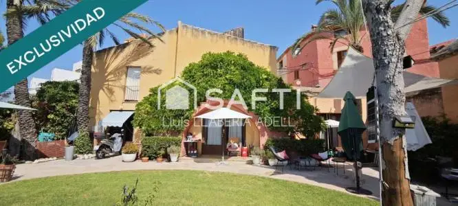 Preciosa Villa Histórica,  con estilo modernista, bonita, muy bien cuidada y con muy buenas vistas, diafana, interior de madera noble i diseño.