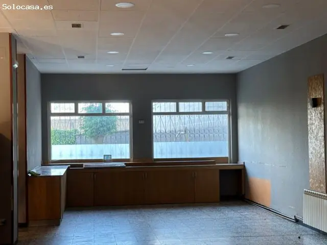 Nave Industrial con Cafetería y Apartamentos en Polígono Industrial