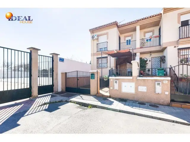 Casa Adosada en El Jau: Luminosa y Amplia, Perfecta para Familias