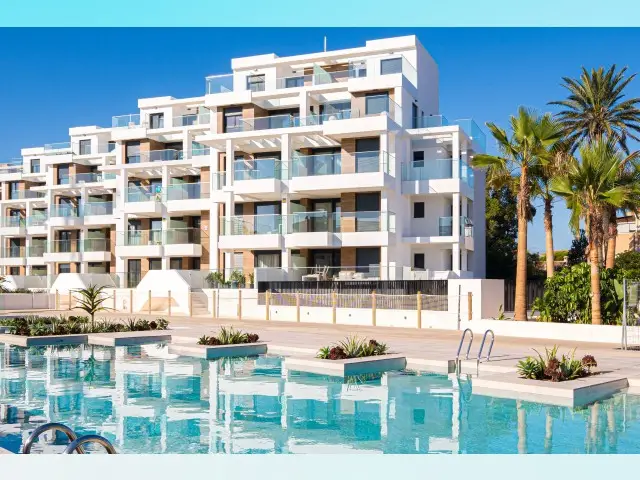 Apartamento en Denia con Vistas al Mar y Acceso a la Playa