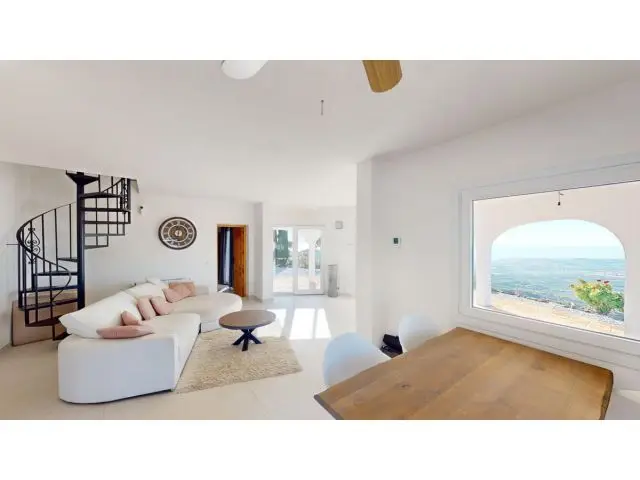 Chalet en Venta en Bentomiz Moderna Villa con Piscina y Vistas Panorámicas