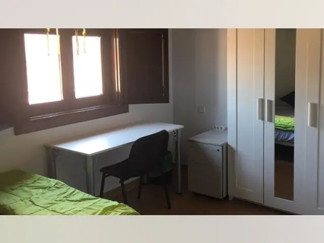 Habitaciones en alquiler en apartamento de 5 dormitorios en Alcalá De Henares.