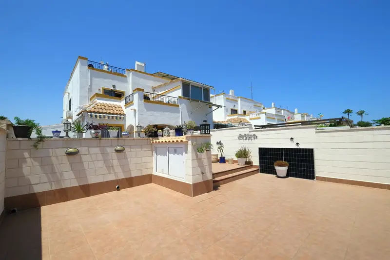 Adosado 3 Dormitorios Torrevieja con Jardín y Piscina