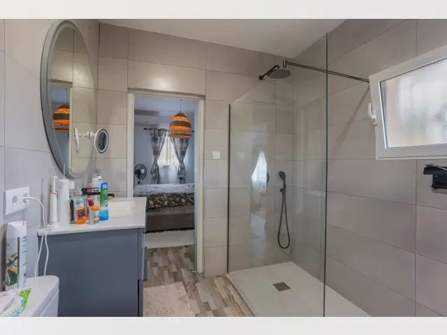 Finca con 2 Casas en Albatera: 5 Dormitorios, Piscina y Vistas