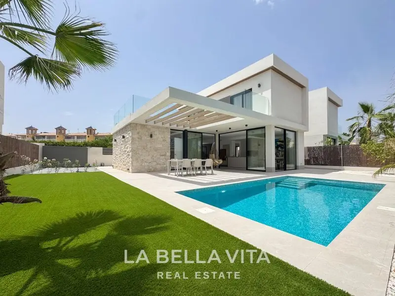 Villa Moderna en Cabo Roig: Lujo y Confort