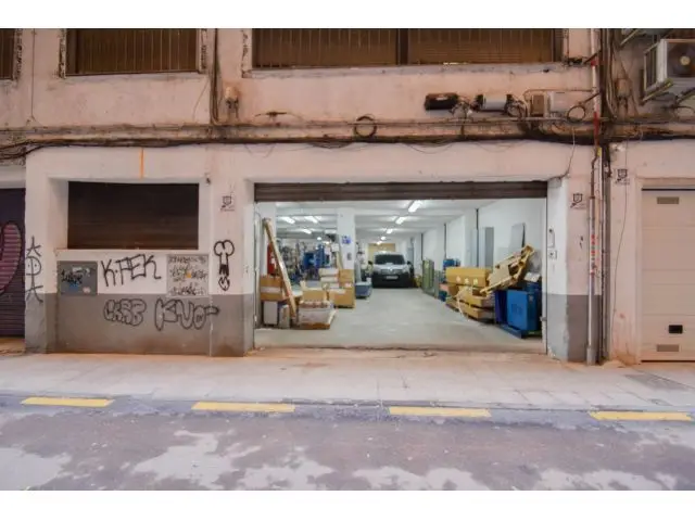 Local en Venta Centro Granada 200m2 Almacén o Garaje